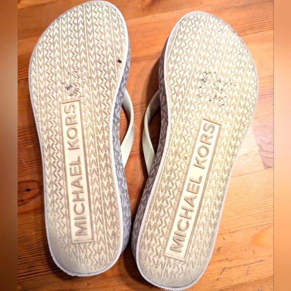 Michael Kors MK Bedford Platform Flip Flops - Grey Letters on White, Size 6M - Picture 6 of 7